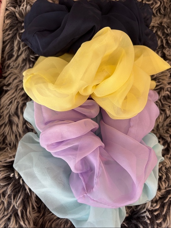 Free People Accessories - FREE PEOPLE SCRUNCHIES💗🪻🦋